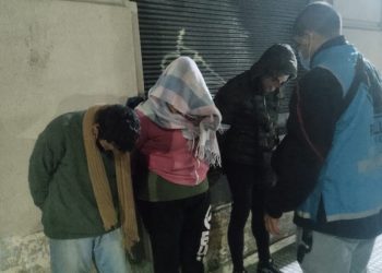 Capturan a tres ladrones infraganti forzando el portón de un garaje en Recoleta