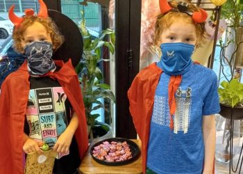 Los vecinos más chicos recibieron sus dulces de Halloween en los comercios de Recoleta