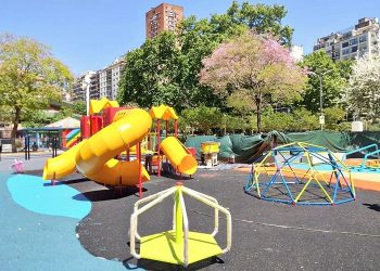 Avanza la renovación del patio de juegos de Plaza Emilio Mitre
