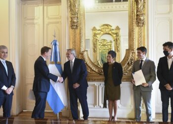 El presidente recibió a autoridades de YPF y Equinor, quienes le anunciaron la firma de un acuerdo de entendimiento entre las dos compañías