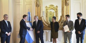 El presidente recibió a autoridades de YPF y Equinor, quienes le anunciaron la firma de un acuerdo de entendimiento entre las dos compañías