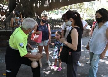 Defensa Civil capacitó en la Plaza Vicente López y Planes a los vecinos sobre Reanimación Cardiopulmonar