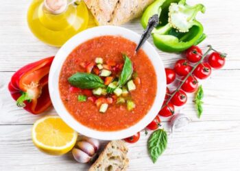 Tres recetas de sopas frías para disfrutar en verano