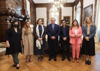El presidente recibió a la alcaldesa de Barcelona, Ada Colau