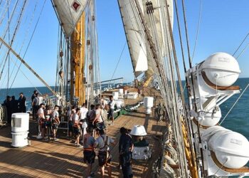 Egresados de la Escuela de Pesca de Mar del Plata en fragata ARA «Libertad». Oriundo de CABA a bordo
