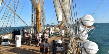 Egresados de la Escuela de Pesca de Mar del Plata en fragata ARA «Libertad». Oriundo de CABA a bordo