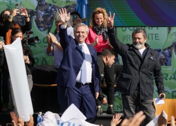 “Tenemos que trabajar todos para que en Argentina el ingreso se distribuya de un modo más equitativo”, dijo el presidente ante miles de trabajadores de la construcción