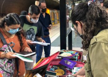 Se hará una suelta de libros en el subte porteño para promover la lectura
