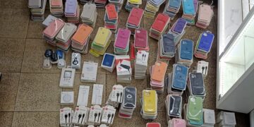 Desmantelaron un laboratorio de celulares en Recoleta y detuvieron a los dos responsables