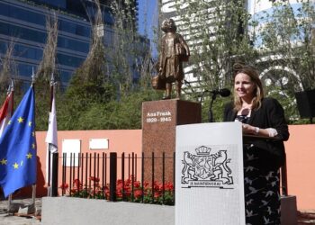 Se restaurò e instalò la estatua de Anna Frank