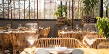 El templo del sushi extendió su jornada para disfrutar de los días cálidos en su hermosa terraza y deck