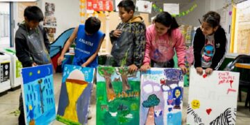 La Ciudad invita a recorrer Pequeños Grandes Artistas: una exposición con obras creadas por chicos y chicas e intervenidas por reconocidos artistas