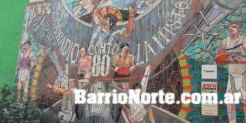 La Plaza Pichón Riviére surge entre los ruidos y bocinas de la calle