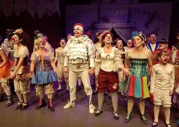 Orquesta Atípica del Grupo de Teatro Catalinas Sur presenta «Quién es el Jefe» en La Boca