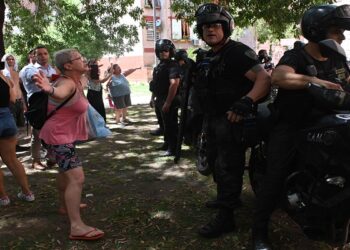Represión a vecinos que protestaban en Autopista Dellepiane por cortes de luz