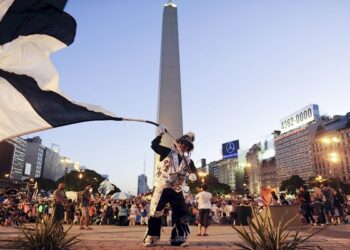Más de 12.000 murgueras y murgueros vuelven este sábado a las calles de la ciudad en el comienzo del carnaval porteño, que se extenderá a lo largo de los fines de semana de febrero, recuperando el circuito histórico de los corsos para volver a llevar este festejo popular a los barrios luego de las restricciones que impuso la pandemia. Fotógrafo Luna Alfredo