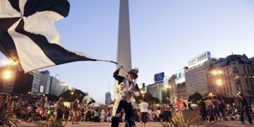 Más de 12.000 murgueras y murgueros vuelven este sábado a las calles de la ciudad en el comienzo del carnaval porteño, que se extenderá a lo largo de los fines de semana de febrero, recuperando el circuito histórico de los corsos para volver a llevar este festejo popular a los barrios luego de las restricciones que impuso la pandemia. Fotógrafo Luna Alfredo