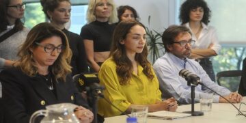 Conferencia de prensa de Thelma Fardin tras sentencia absolutoria de Darthés en Brasil