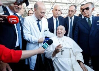 El Papa Francisco fue dado de alta del Hospital Gemelli de Roma