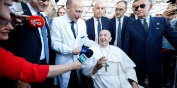 El Papa Francisco fue dado de alta del Hospital Gemelli de Roma