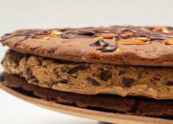 Torta alfajor gigante para compartir en familia en el Día del Padre