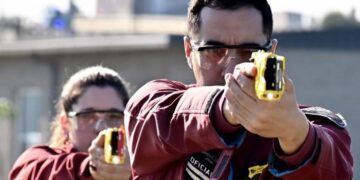 El ministro de seguridad de la Ciudad anunció que las Taser saldrán a la calle el 17 de julio
