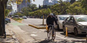 Ya circulan peatones, ciclistas y vehículos por la primera calle compartida en la Ciudad