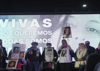 Gloria Romero, madre de Cecilia Strzyzowski, pidió justicia frente a la Casa de la Provincia del Chaco en Buenos Aires