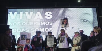 Gloria Romero, madre de Cecilia Strzyzowski, pidió justicia frente a la Casa de la Provincia del Chaco en Buenos Aires