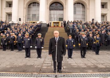 El ministro de defensa de la nación encabezó la ceremonia militar por el 207° aniversario de la Declaración de la Independencia