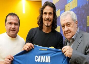 El astro del fútbol Edinson Cavani ingresó al «mundo Boca» y fue recibido en la Bombonera