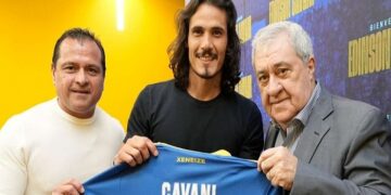 El astro del fútbol Edinson Cavani ingresó al «mundo Boca» y fue recibido en la Bombonera