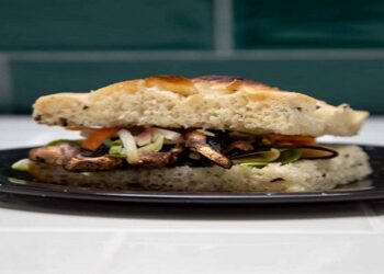 Como preparar Focaccia de queso azul con pickles de nabo y zanahoria