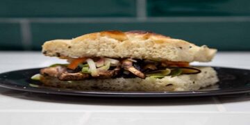 Como preparar Focaccia de queso azul con pickles de nabo y zanahoria