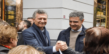 Jorge Macri, de JxC cerró su campaña recorriendo barrios porteños