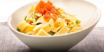 Como preparar fideos cinta con salsa de zucchini y salmón