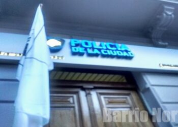 Tras sufrir un robo, muere turista francés en una comisaría