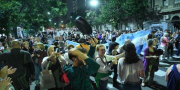 Cacerolazos en la Ciudad tras DNU del presidente Milei
