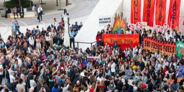 La COP28 concluyó con acuerdo para alejarse de los combustibles fósiles