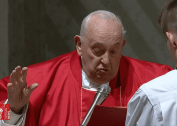 El Papa Francisco siguió el Vía Crucis desde el Vaticano