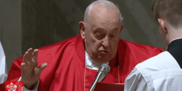El Papa Francisco siguió el Vía Crucis desde el Vaticano