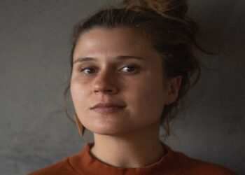 Carol Rodrigues entrevistada por Julia Tomasini en el Malba