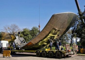 Trasladan pétalos de la Floralis Genérica para su reparación