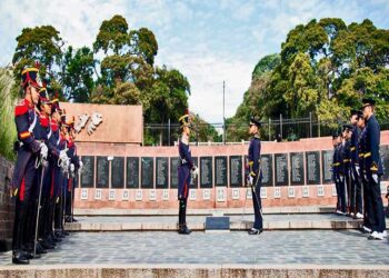 Ceremonia de cambio de guardia en el Cenotafio de Retiro