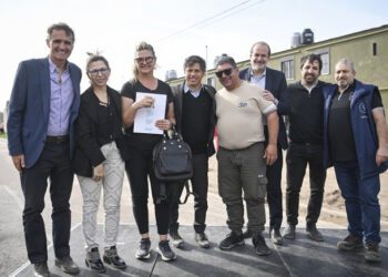 Axel Kicillof entregó viviendas y recorrió obras del plan hídrico
