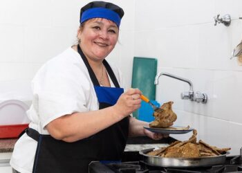 Hace las mejores milanesas de La Boca en un predio que era del pintor Benito Quinquela Martín