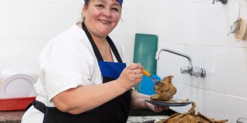 Hace las mejores milanesas de La Boca en un predio que era del pintor Benito Quinquela Martín