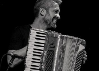 Hernán Crespo cierra con música del Litoral en la esquina Homero Manzi