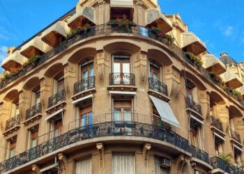 Con arquitectura Beaux Arts, el Edificio Cameru se alza en la esquina de Riobamba y Arenales