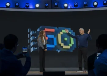 Bill Gates vislumbra el futuro con IA como una compañera en el 50 aniversario de Microsoft
